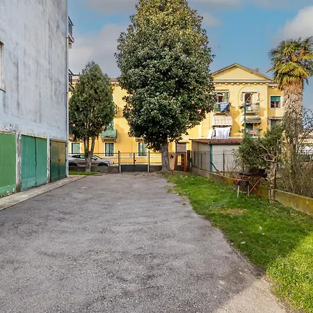 Lägenhet Guesthost - Mestre Cozy With Parking!