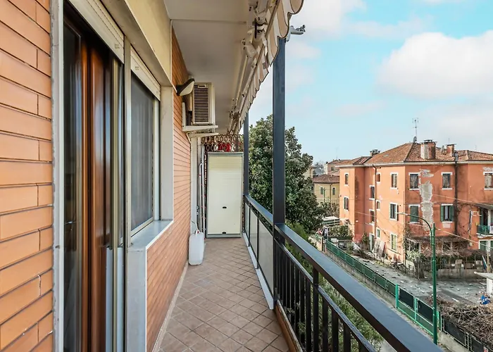 Guesthost - Mestre Cozy With Parking! Apartman Marghera